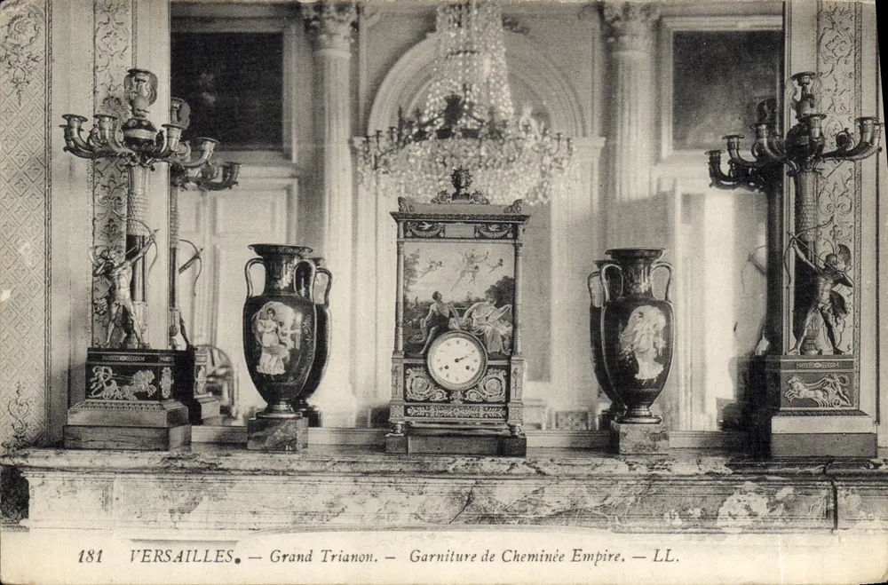 Versailles — Grand Trianon — Empire-Kaminset — LL. - Vorderseite