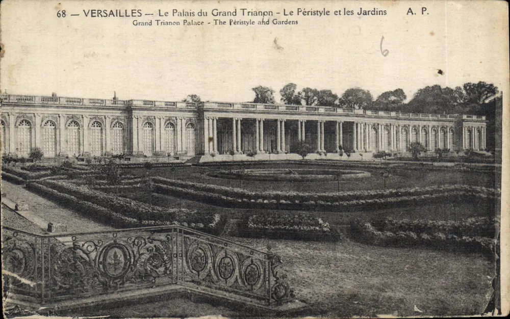 Versailles — Das Schloss des Großen Trianon — Der Peristyl und die Gärten — A.P. Nr. 68 - Vorderseite