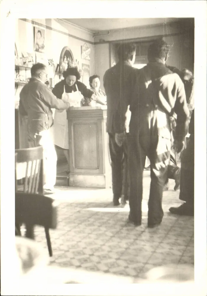 Binnenkant van een café — werknemers bij de A.P.R. — Griekenland en Libië, 1962 - Voorkant