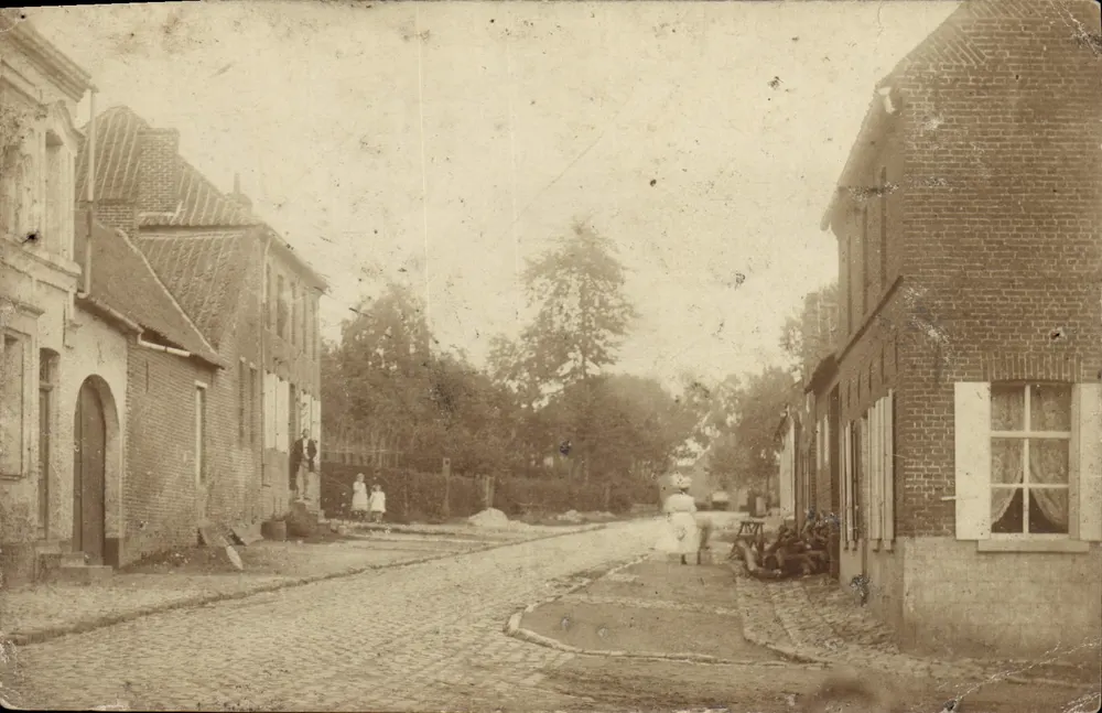 Gepaveerde straat in Brugge — straatbeeld met inwoners — uitgever niet te identificeren - Voorkant
