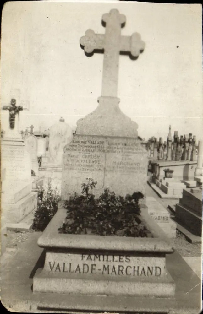 Tumba das famílias Vallade-Marchand — Adolphe Vallade, Lucie Vallade, Marie Greusy — editor Gevner RIDAX - Frente
