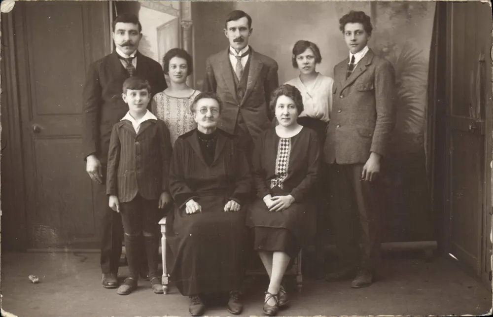 Familie — studioportret — Foto C. Rossillon, Issy-les-Moulineaux - Voorkant