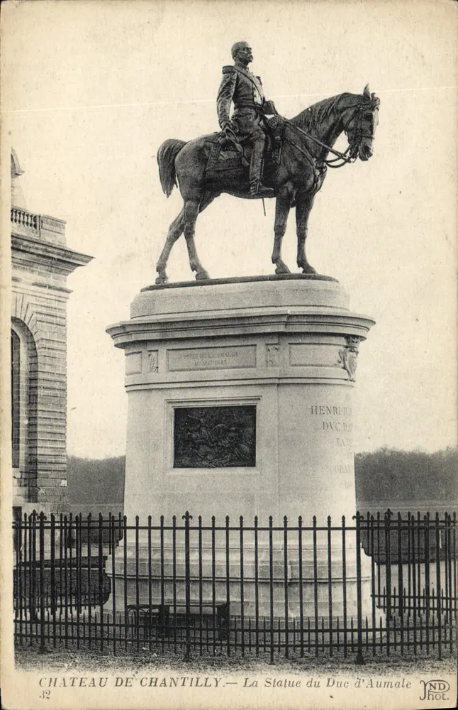 Castelo de Chantilly — Estátua do Duque d'Aumale — ND Phot. - Frente