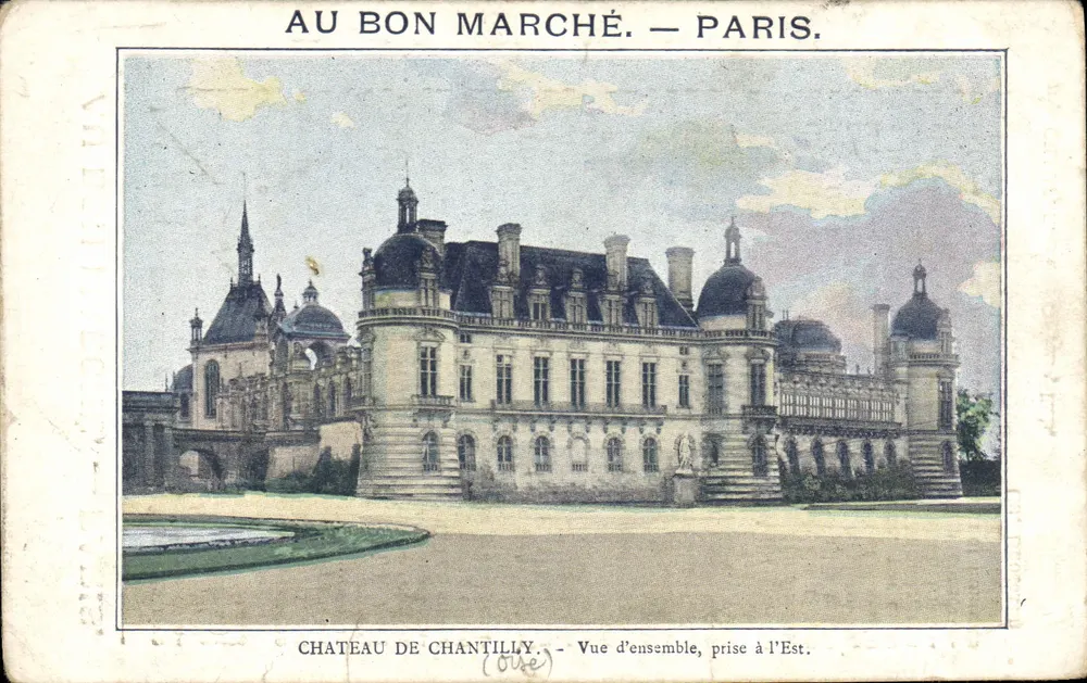 Schloss Chantilly — Gesamtaufnahme, vom Osten aus — Au Bon Marché, Paris - Vorderseite