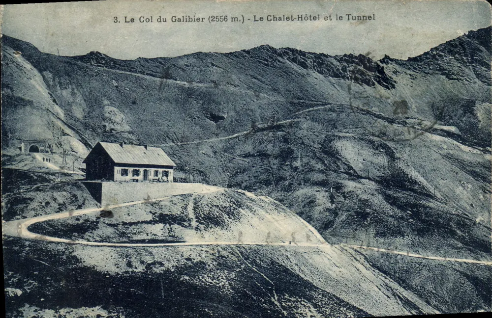 O Col do Galibier (2556 m.) — O Chalet-Hôtel e o Túnel — Restaurante do Galibier - Frente
