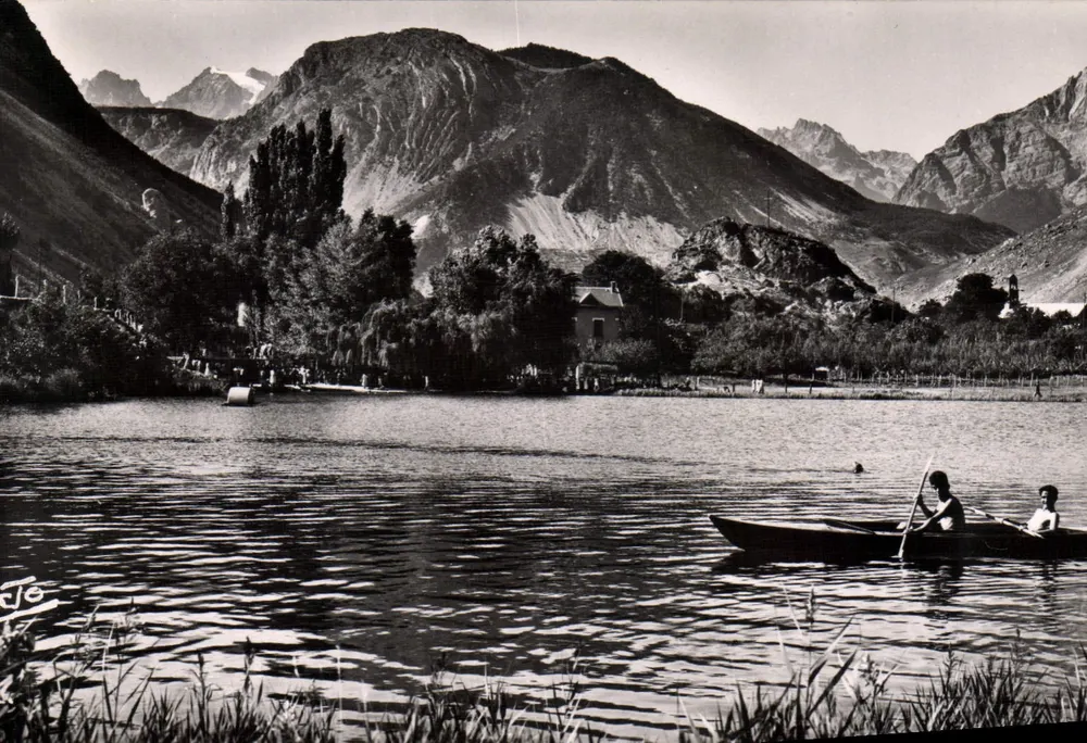 Lac de la Roche-de-Rame — Panoramablick mit Bergen und Kanu — A'RI'L, GAP, n°487 - Vorderseite