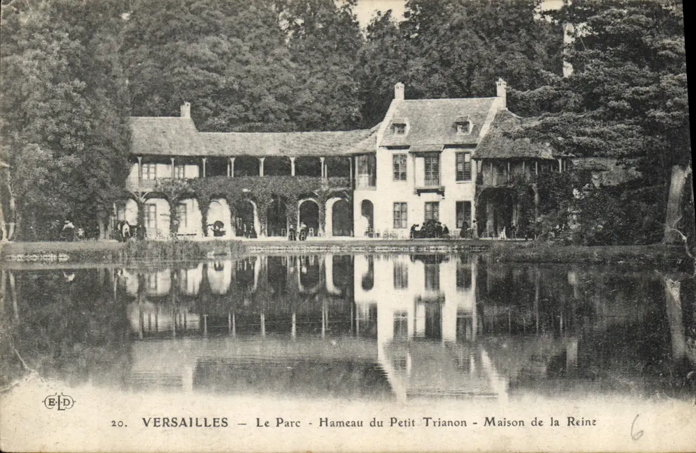 Versailles — Der Park — Dorf des Petit Trianon — Königinshaus - Vorderseite
