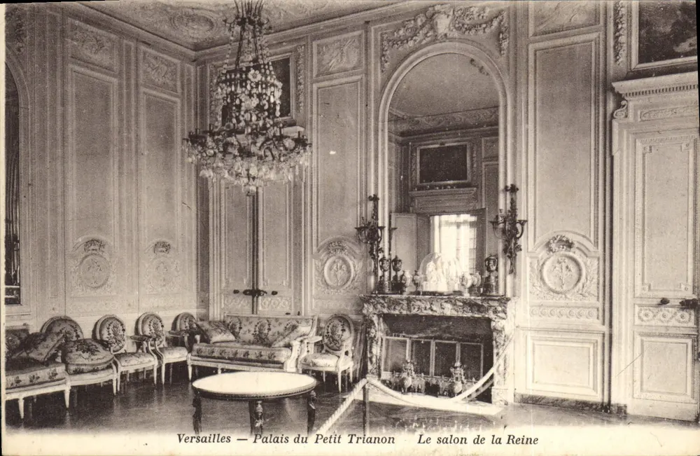 Versailles — Palast des Petit Trianon — Der Salon der Königin - Vorderseite