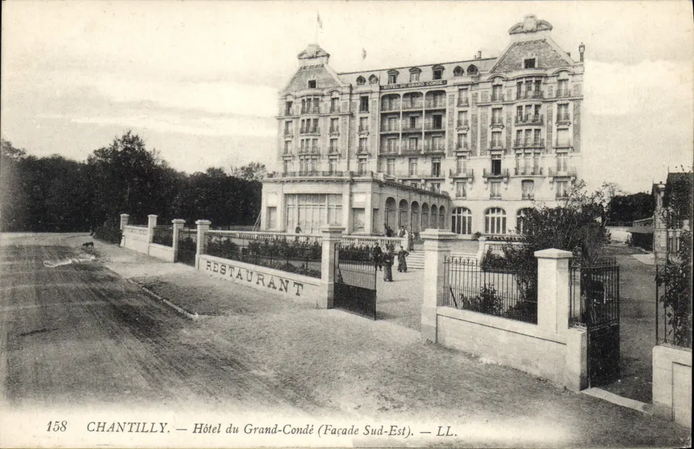 Chantilly — Hôtel du Grand-Condé (Südostfassade) — LL. N° 158 - Vorderseite