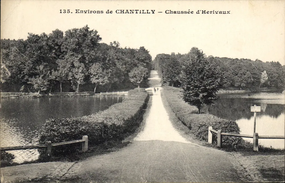 Arredores de CHANTILLY — Chaussée d'Herivaux - Frente