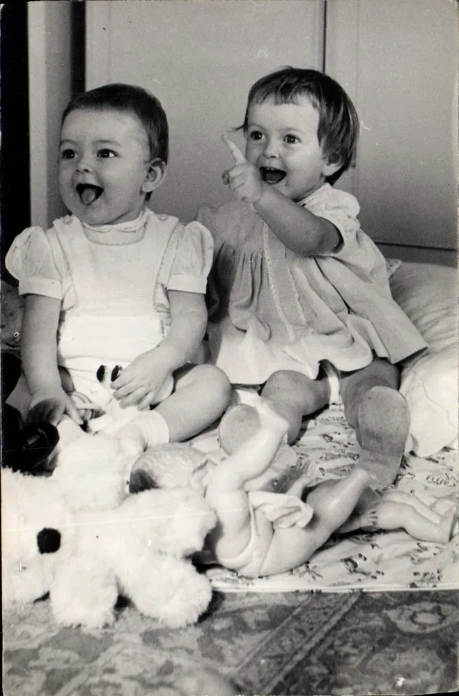 Twee kinderen die spelen — fotografie - Voorkant