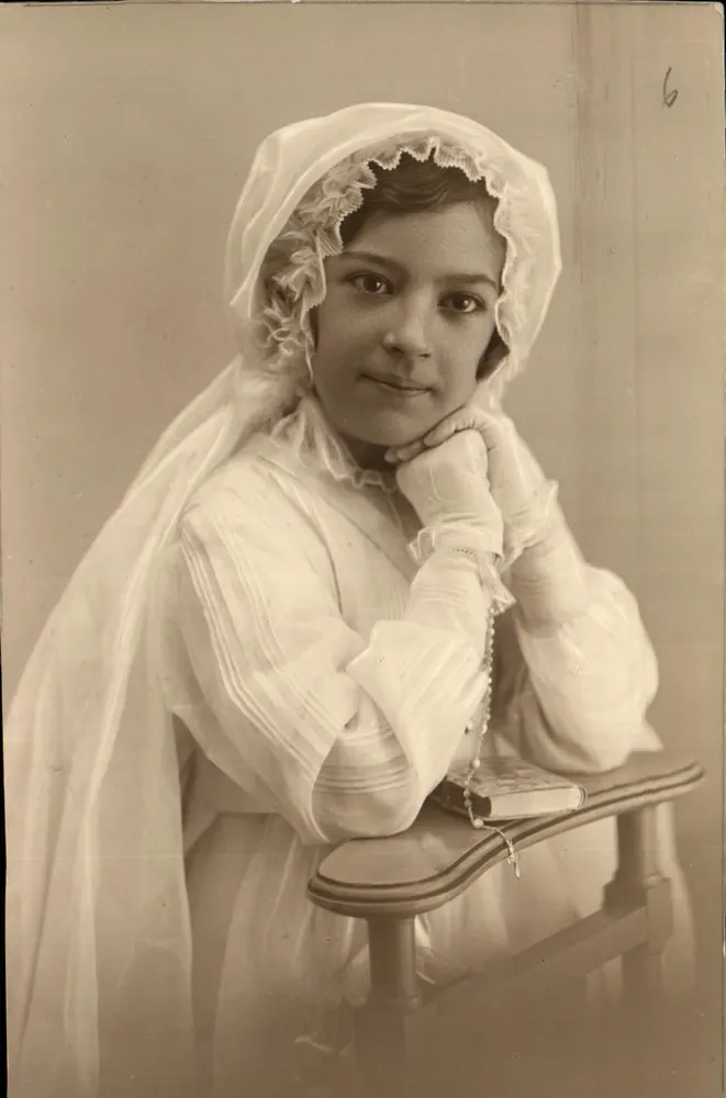 Menina em vestido branco e véu — Primeira Comunhão — Foto Midget, Paris - Frente