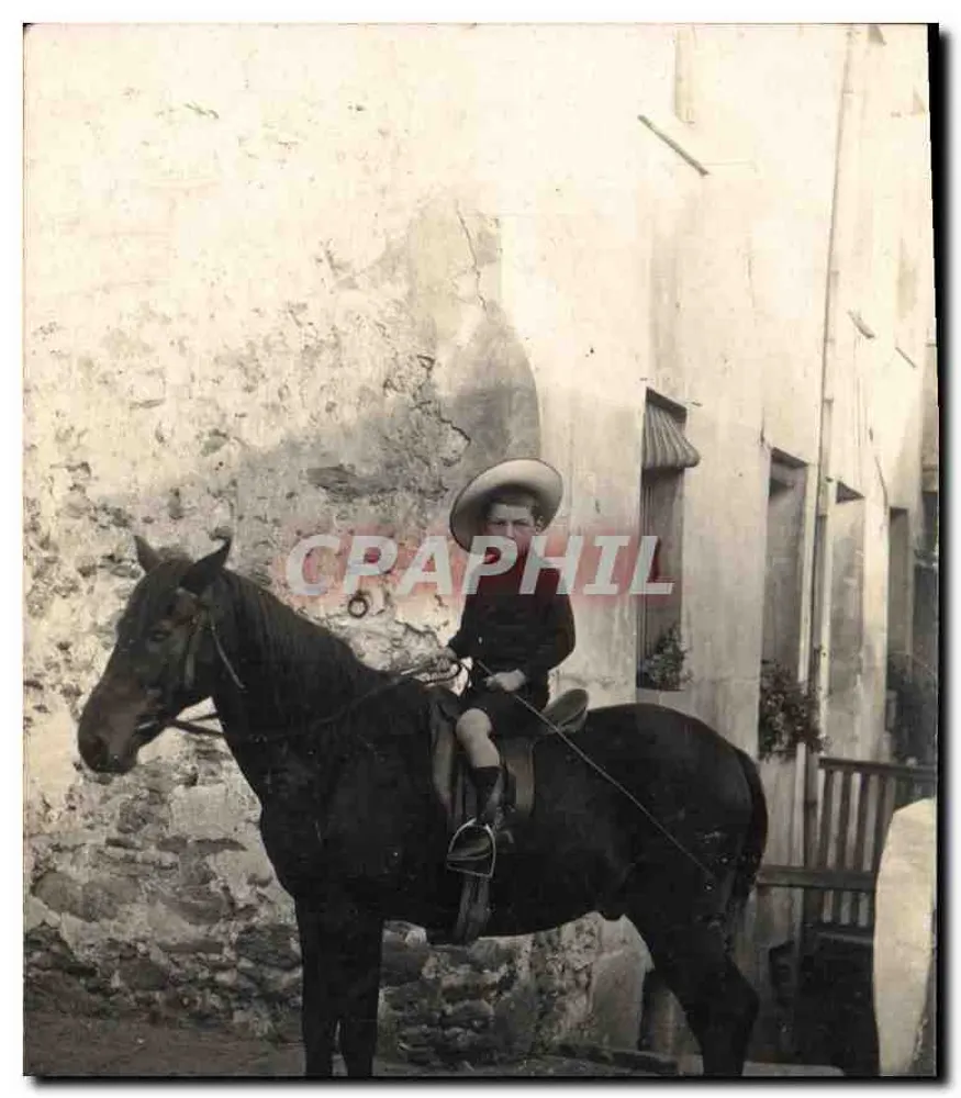 Jonge ridder met cowboyhoed — smalle straat — ansichtkaart - Voorkant
