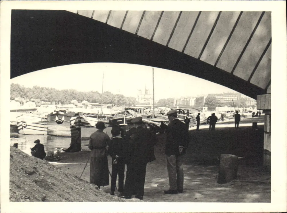 Vista sob um ponte — margem e barcos - Frente