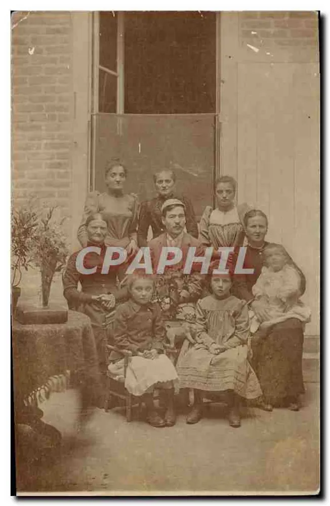 Família — grupo de pessoas diante de uma porta — União Postal Universal - Frente
