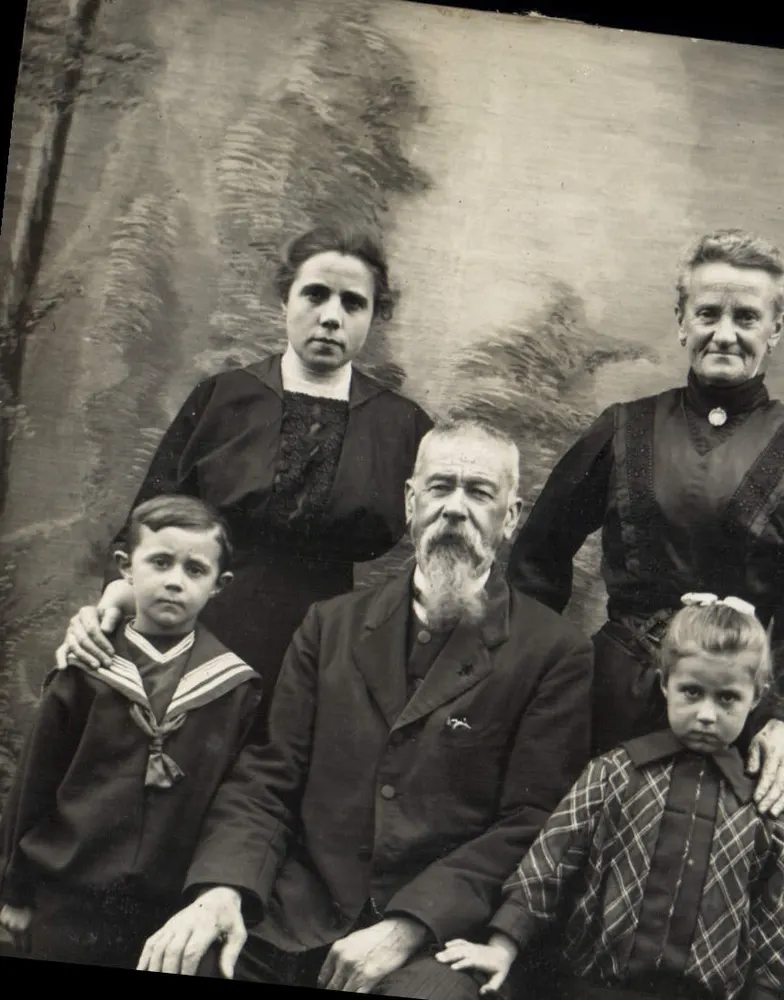 Família — retrato de estúdio — editor desconhecido - Frente