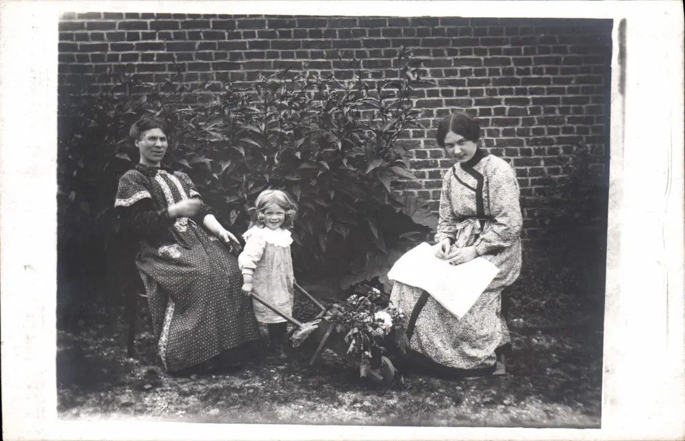 Zwei Frauen und ein kleines Mädchen — Garten — unbekannter Verlag - Vorderseite