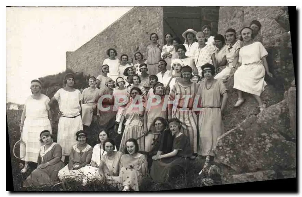 Gruppe von Frauen — vor einer Steinmauer — kein Verlag oder Nummer sichtbar - Vorderseite