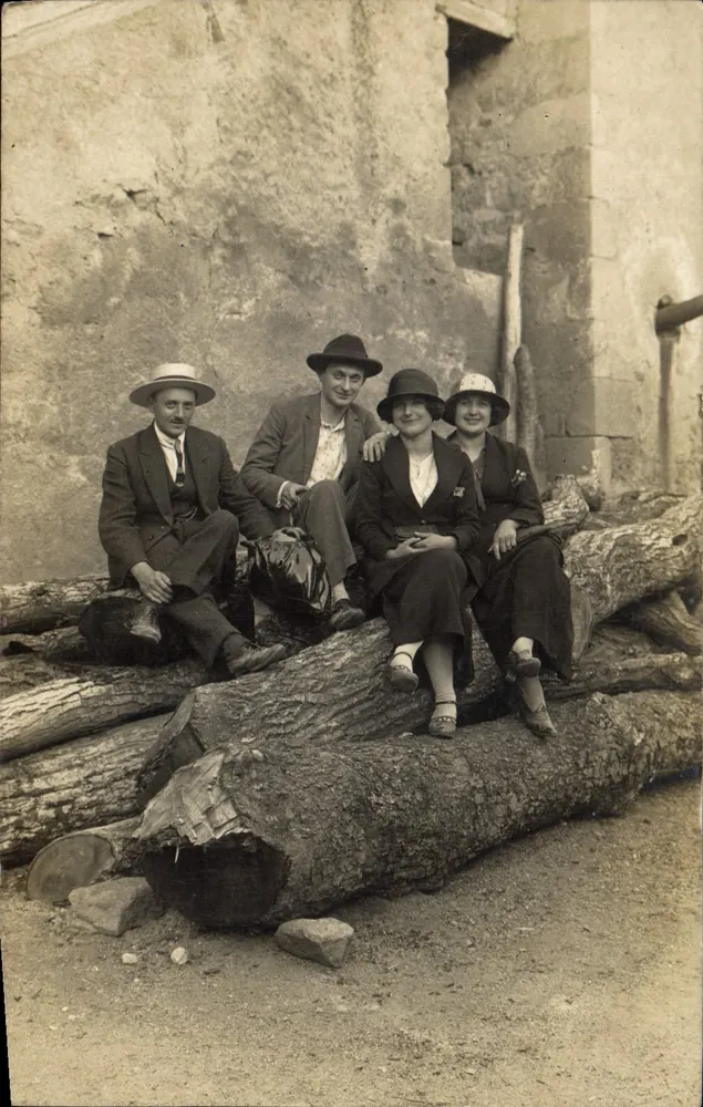 Grupo de quatro pessoas — pose sobre troncos de árvores — Carte Postale - Frente