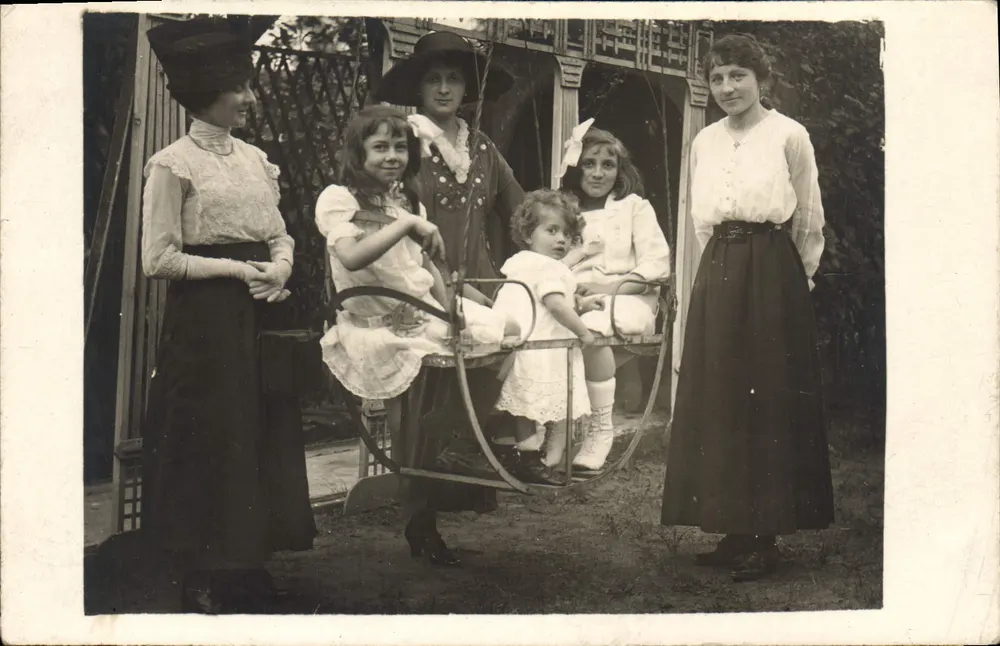 Familie oder Gruppe von Frauen und Kindern — Garten — Verleger unbekannt - Vorderseite