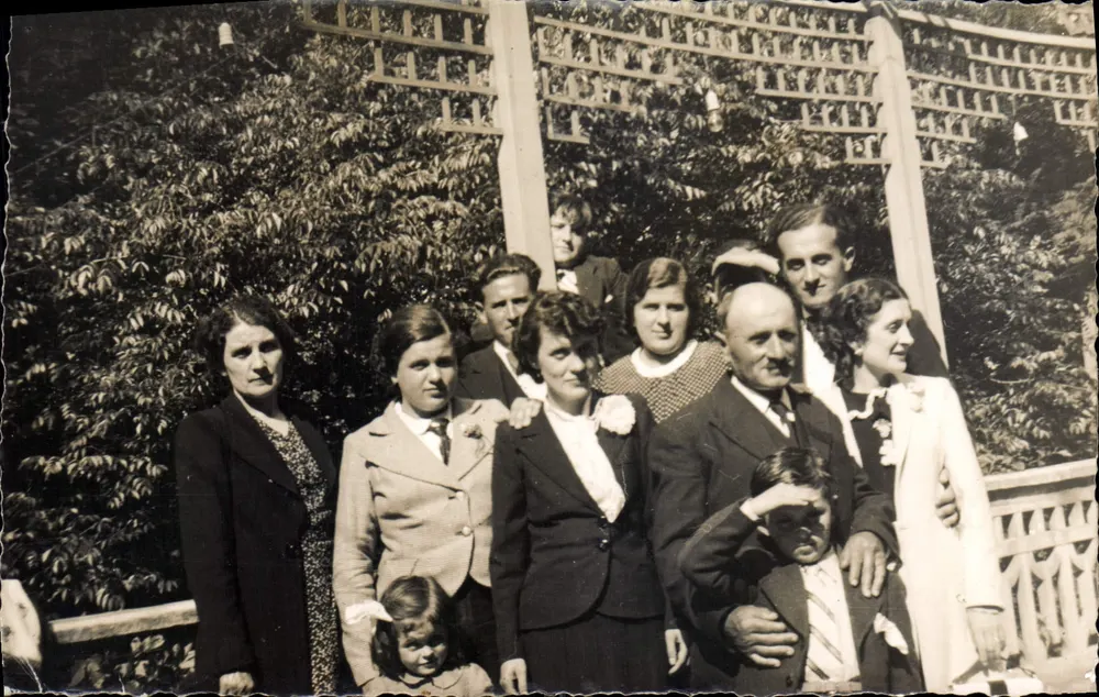Famiglia all'aperto — giardino con pergola - Recto