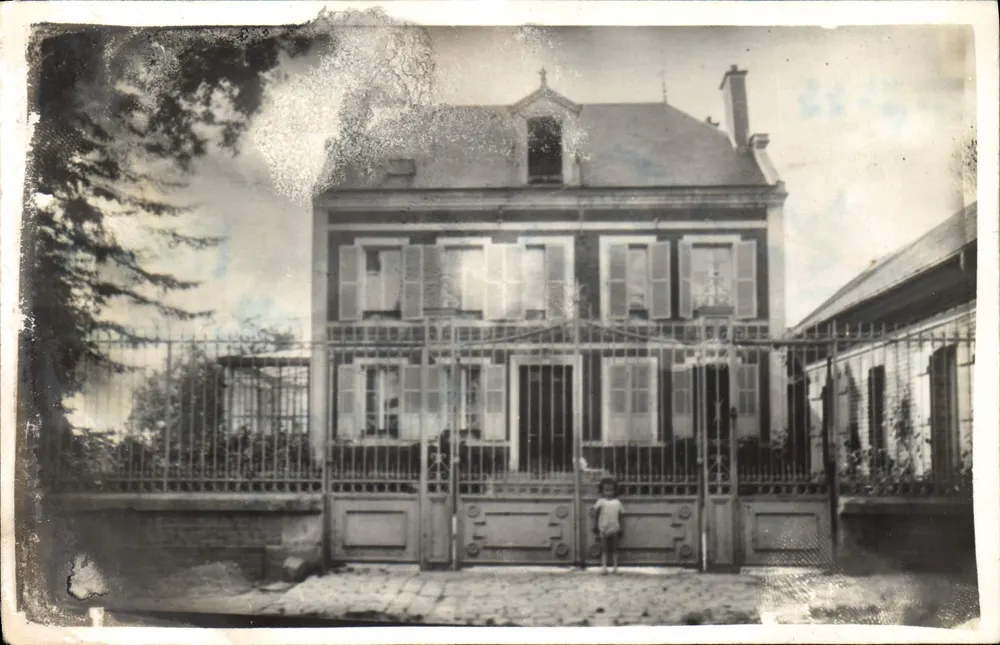 Casa com grade e criança — Pacy-sur-Oise — Carte postale - Frente