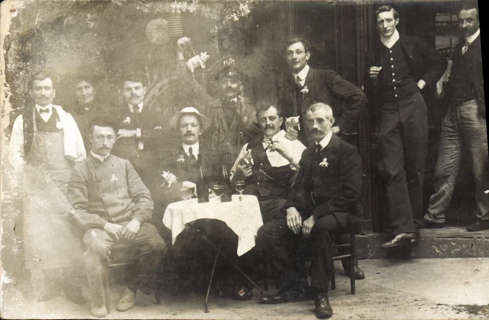 Grupo de homens em traje da época — cena de festa ou reunião — editor desconhecido - Frente