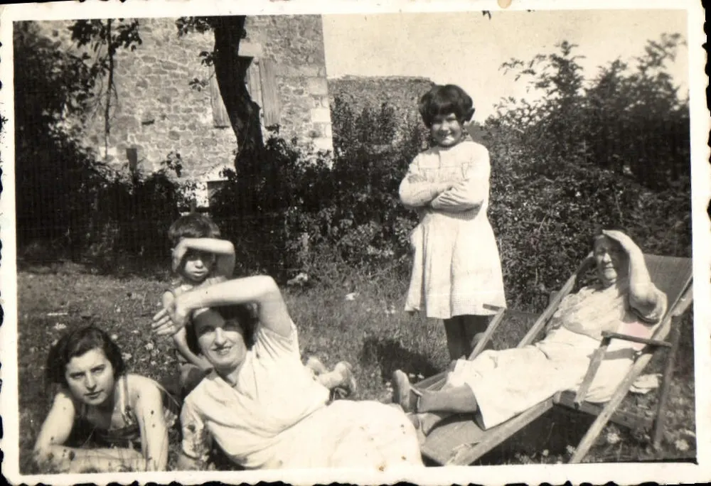 Família no jardim — diante de um muro de pedra — 4158 - Frente