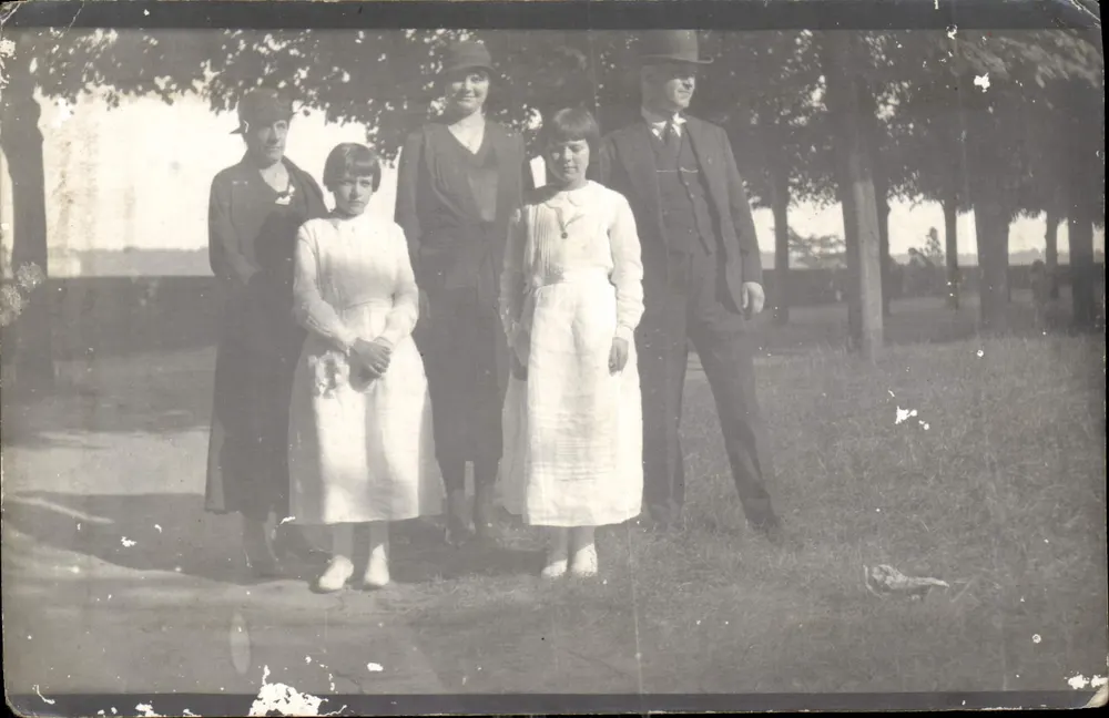 Familiengruppe — Sommergarten — Anonyme Ansichtskarte - Vorderseite