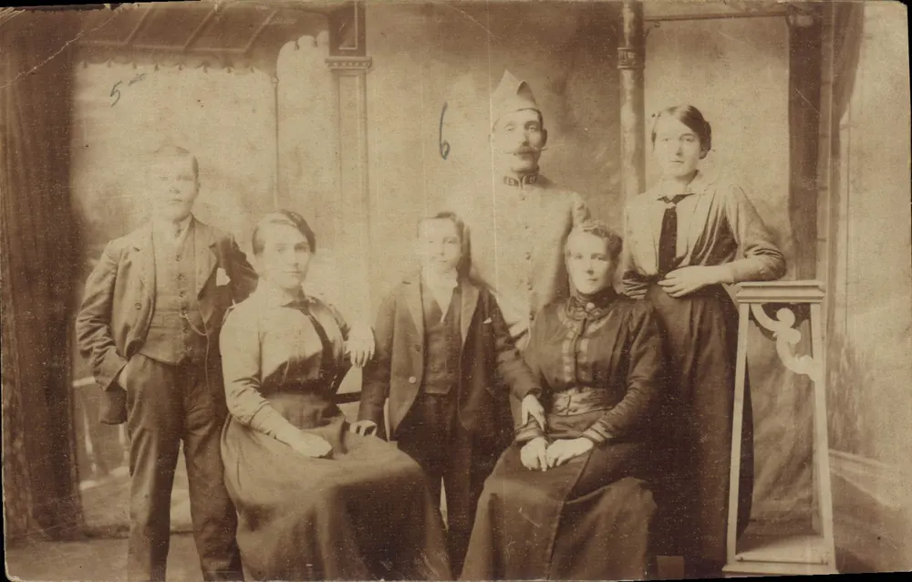 Familie mit Soldaten — fotografisches Studio — unbekannter Verleger, Seriennummer 5 und 6 - Vorderseite