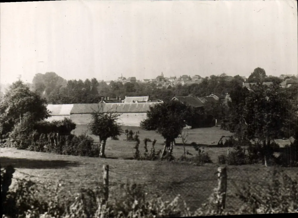 Maastricht (Héme) Vista geral — vista panorâmica desde um campo com cerca - Frente