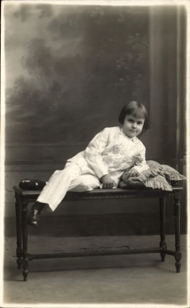 Kind in slaapjas — studio — Excelsior-Photo, Parijs - Voorkant
