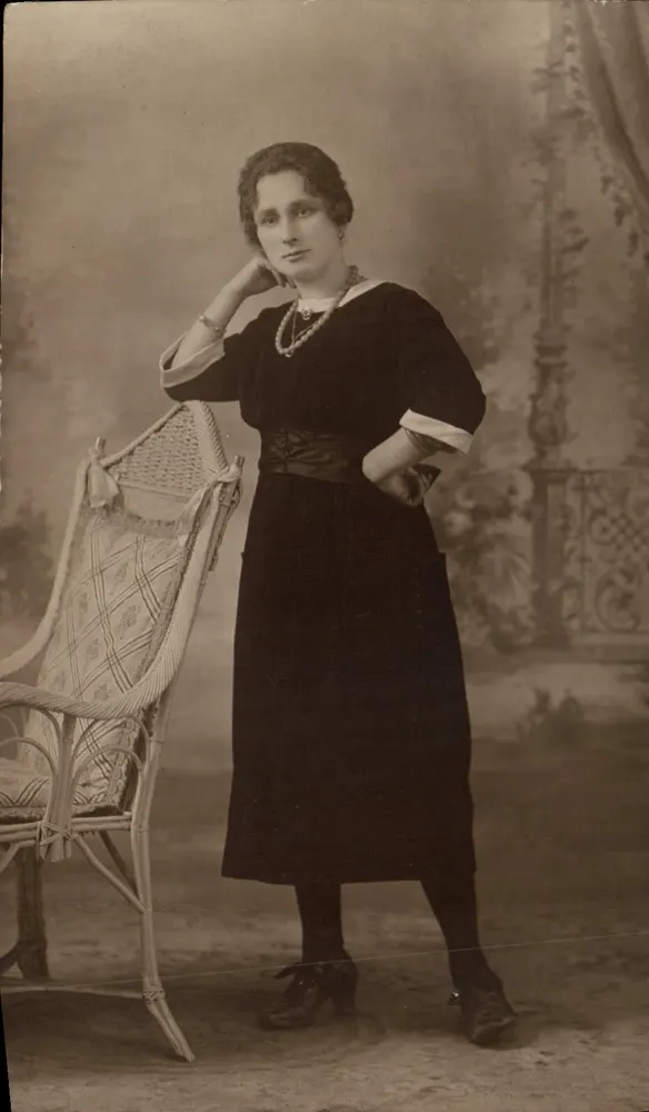 Retrato de uma mulher — estúdio — carta postale - Frente
