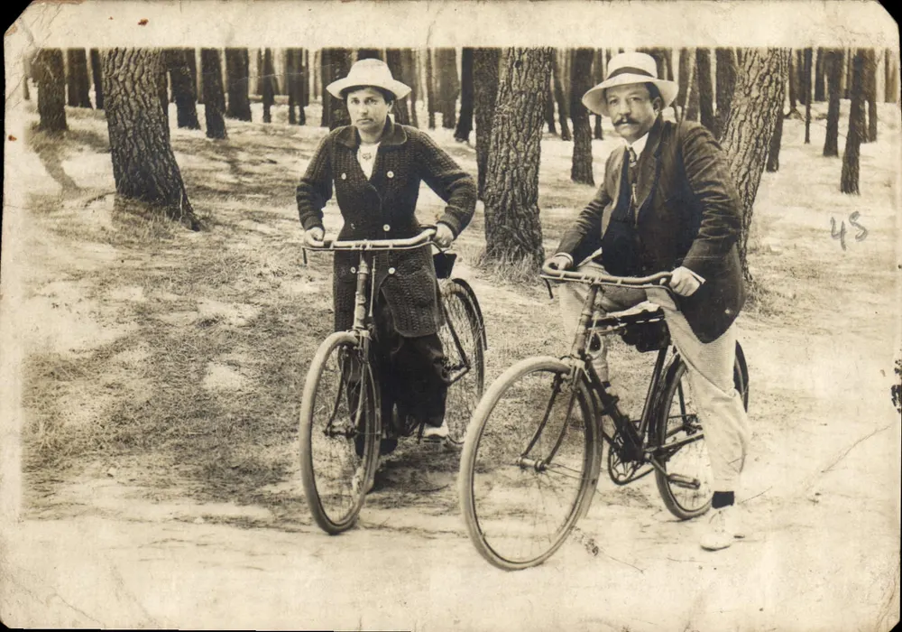 Dois ciclistas em uma floresta — editor desconhecido, número de série 45 - Frente