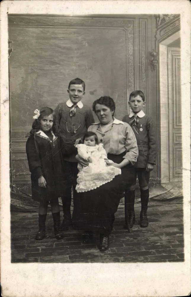 Familie mit Kindern — Schwarz-Weit-Foto — J. Baillenmon, Bampfylg et Cie, Paris - Vorderseite