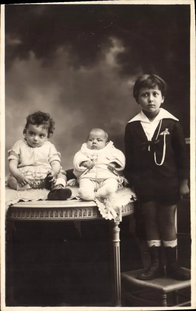 Três crianças — estúdio fotográfico — carta postal anônima - Frente