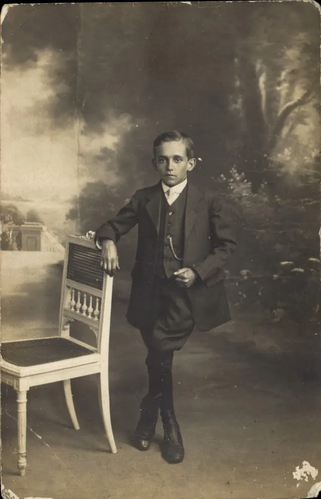 Jovem menino com traje — estúdio — R. Griffon & P. Rossignol, Paris - Frente