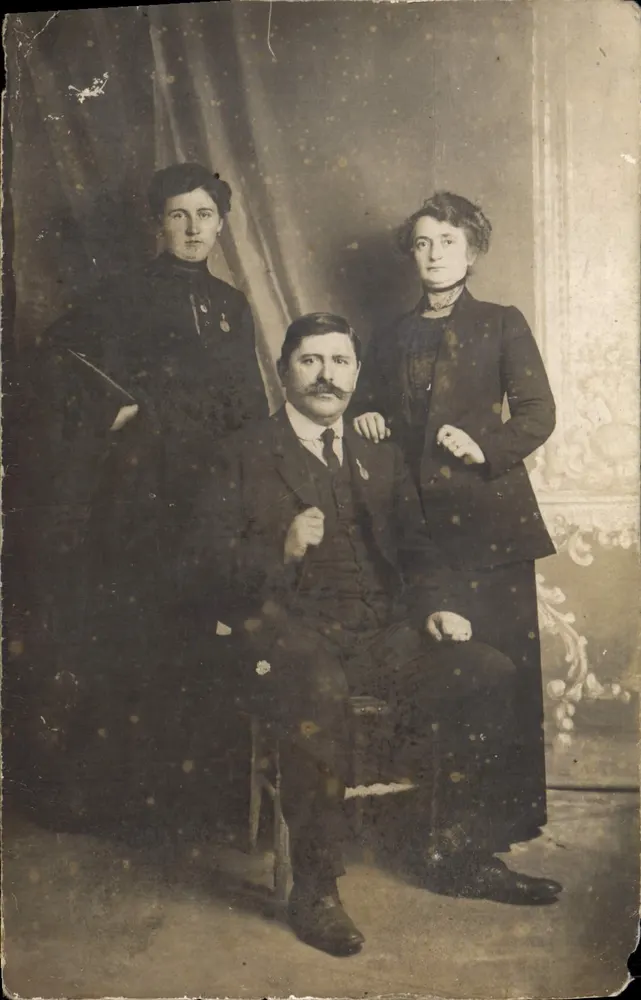 Porträt dreier Personen — Studio — R. Guillerminot, Brest, n° 32 - Vorderseite