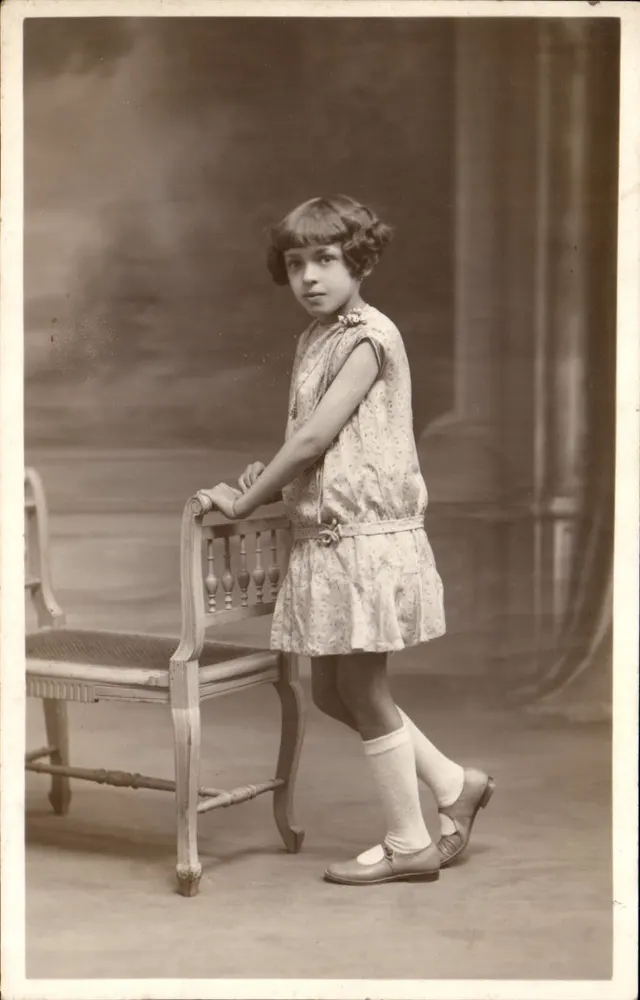 Mulher em vestido com motivos — estúdio fotográfico — sem editor ou número visível - Frente