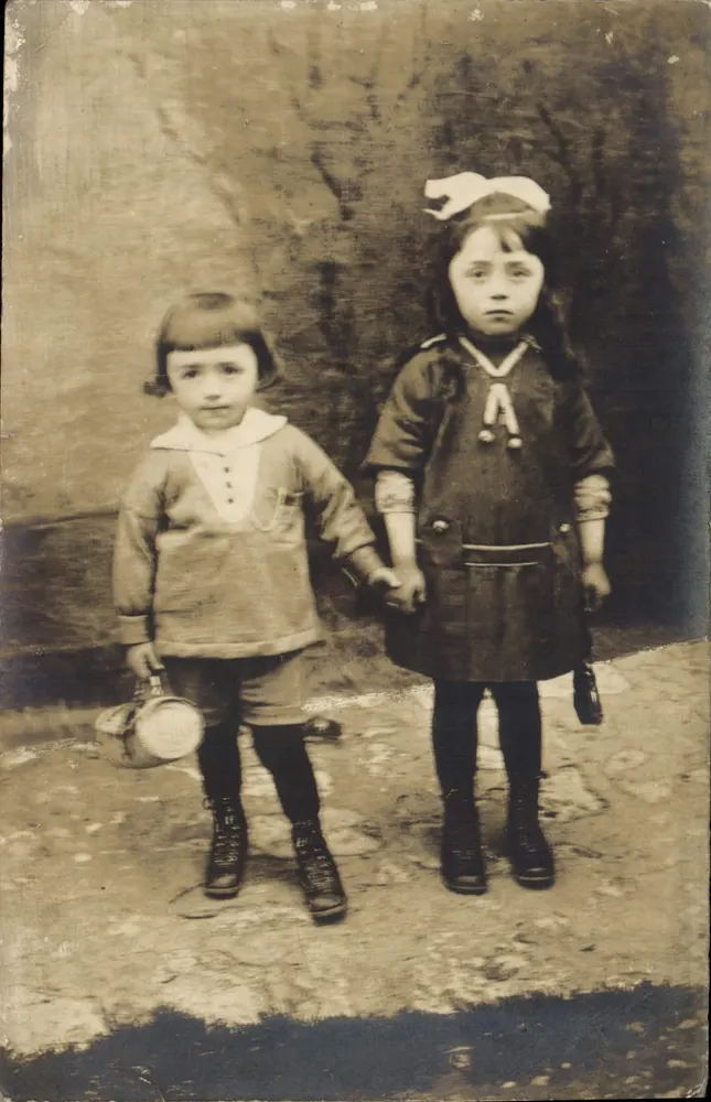 Dois crianças — estúdio fotográfico — Carte postale Bilhete postal antigo - Frente