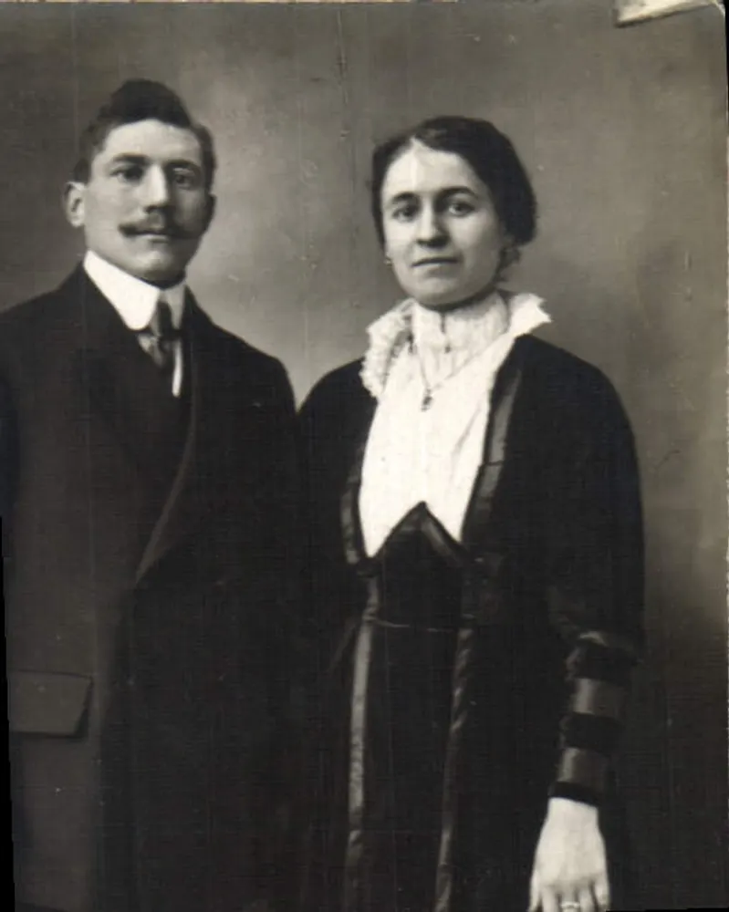 Portrait d'un couple — studio photographique — éditeur non visible - Awers