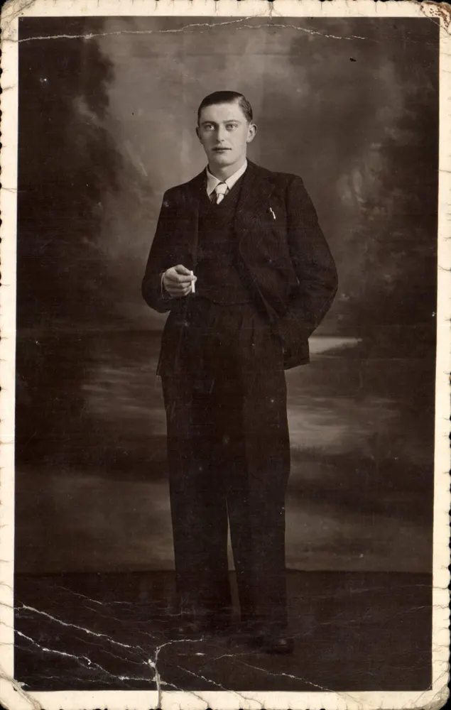 Retrato de um jovem — estúdio — sem editor ou número visível - Frente