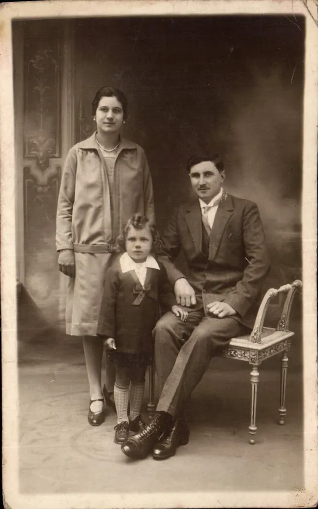 Familie — Fotostudio — Antike Ansichtskarte - Vorderseite