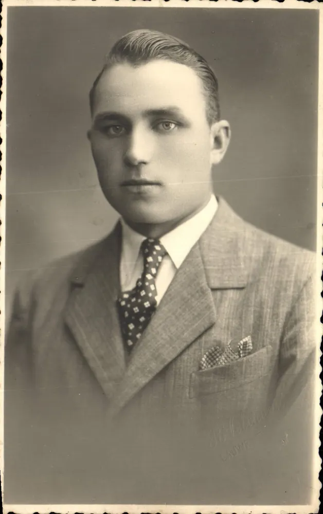 Portret van een jonge man — studio — J.B. Laudé - Voorkant