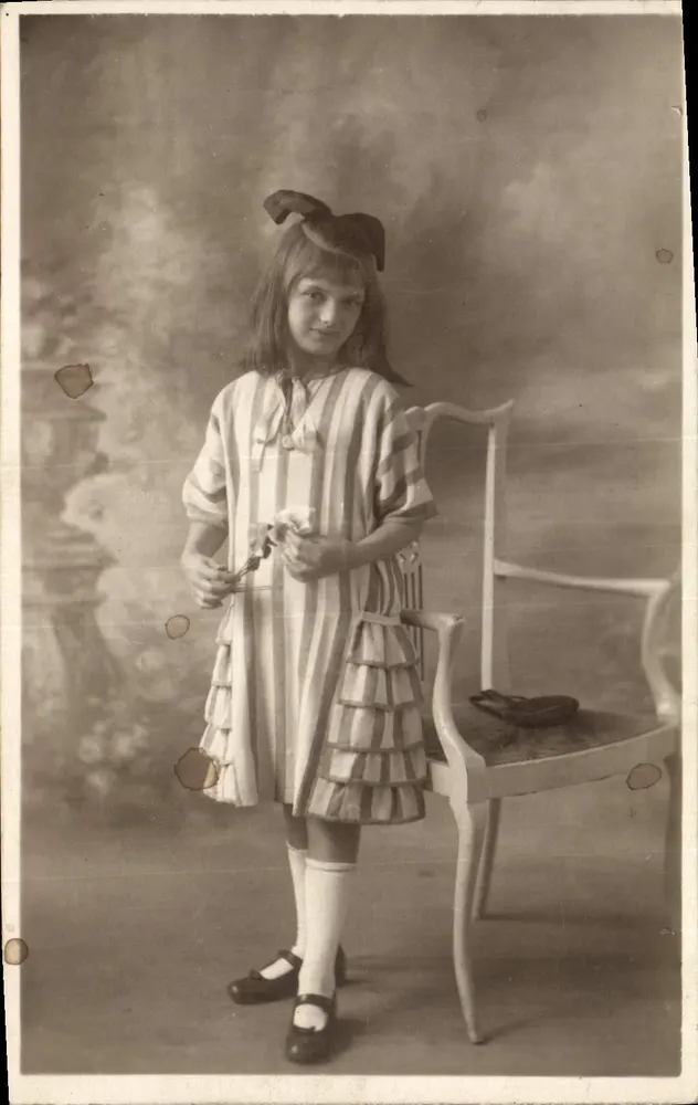 Menina em vestido listrado — estúdio — n°5 - Frente