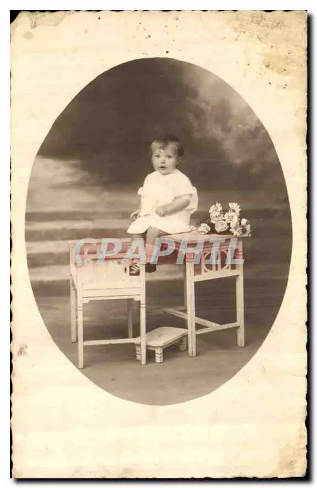 Baby die op een stoel zit — fotostudio — nr. 5 - Voorkant