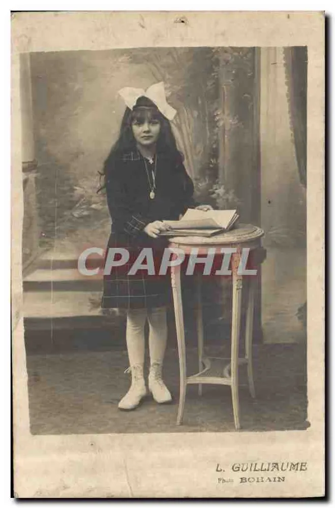 Dziewczyna w stroju szkolnym — Fotografia L. Guilliaume, Bollain - Awers