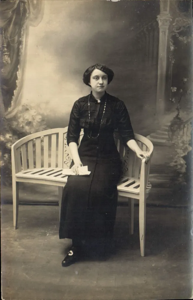 Joven mujer en vestido negro — estudio fotográfico — PARIS-PHOTO, 77, rue de la Monnaie (frente al Palacio de Justicia), LILLE - Anverso
