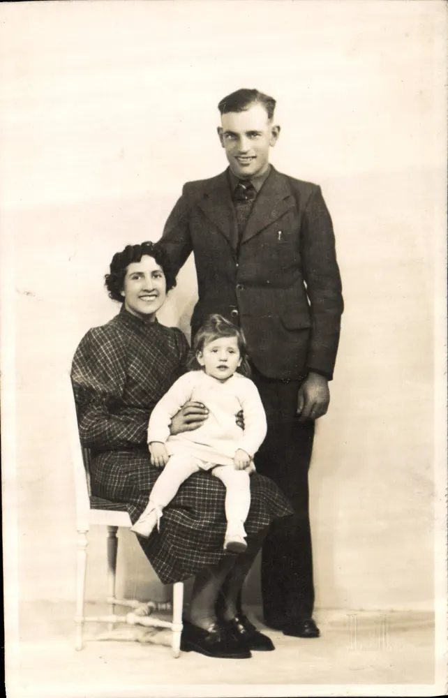 Familie — Portraitstudio — unbekannter Verlag - Vorderseite