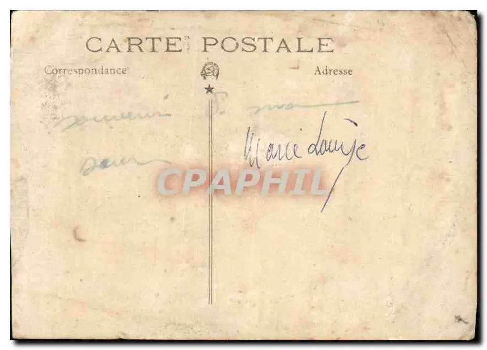 Fille en tenue à carreaux — pose devant un fauteuil — éditeur non visible - Rewers